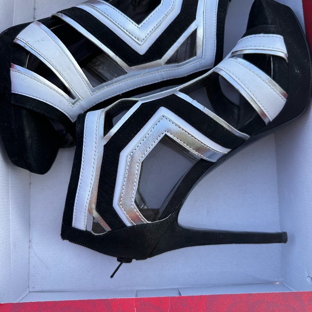 High heels size 7 black and white